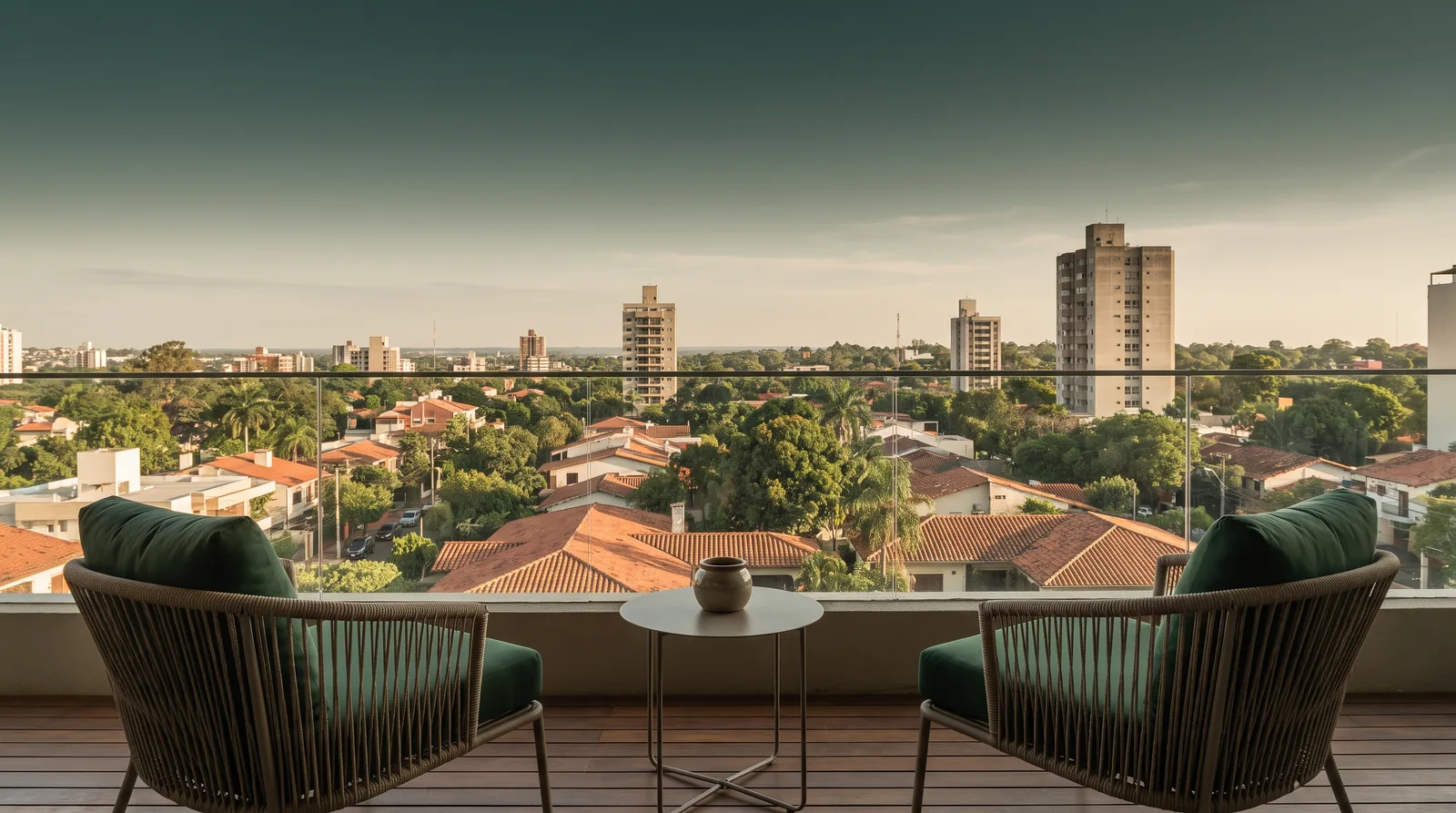 Balcon d'un appartement avec vue panoramique sur les toits et la végétation d'Asunción